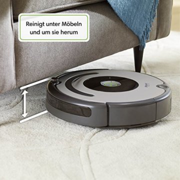 iRobot Roomba 615 Saugroboter unter Sofa